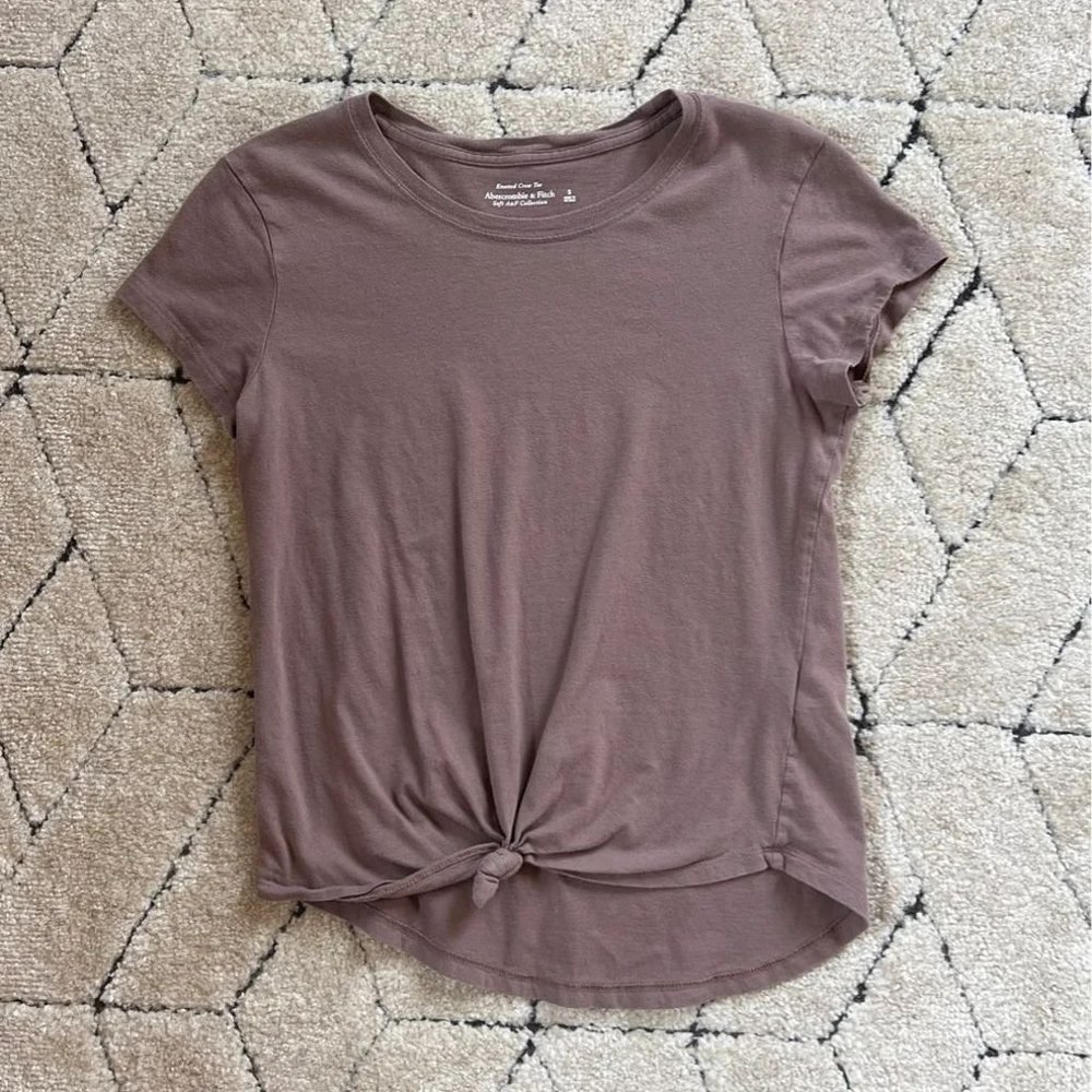 Abercrombie tee shirt knotted